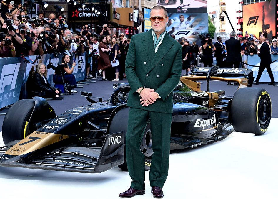 brad pitt à coté de la formule 1 du film F1